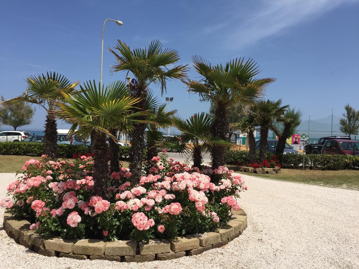 Hotel Tritone Senigallia Luaran gambar